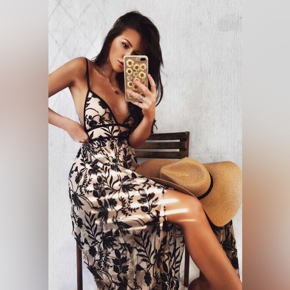 L’Atiste Black and Nude Embroidered Floral Sheer Maxi Dress
Size Small - Picture 12 of 13